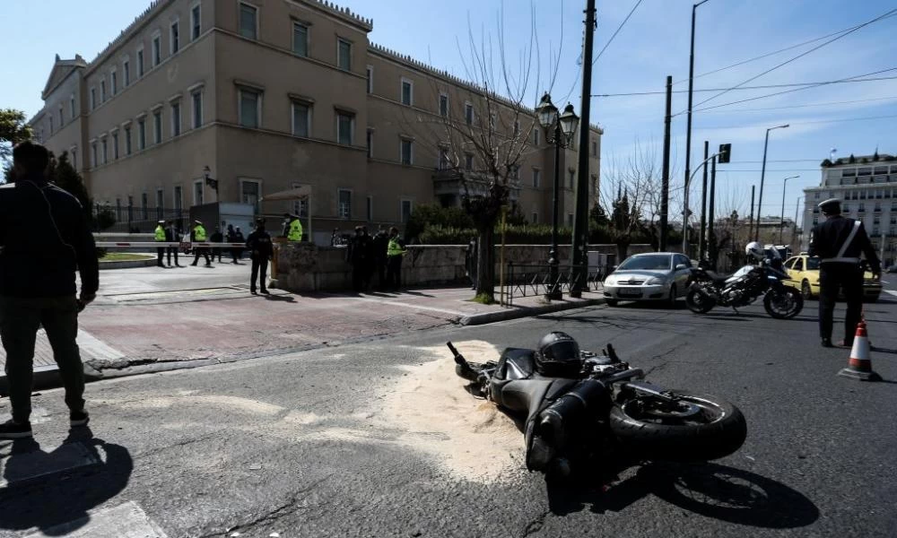 Τροχαίο στη Βουλή: Βρέθηκε ο κούριερ, αναζητείται το ταξί - Ραγίζει καρδιές η οικογένεια του Ιάσωνα